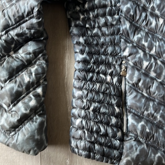 LAUNDRY SHELLI SEGAL DOWN FEATHER FILLED PACKABLE PUFFER GREY AND SILVER LEOPARD - Picture 4 of 9